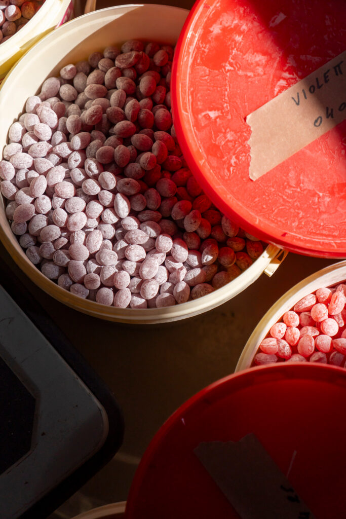 Seaux de bonbons au miel prêts à être enlevés par l’apiculteur